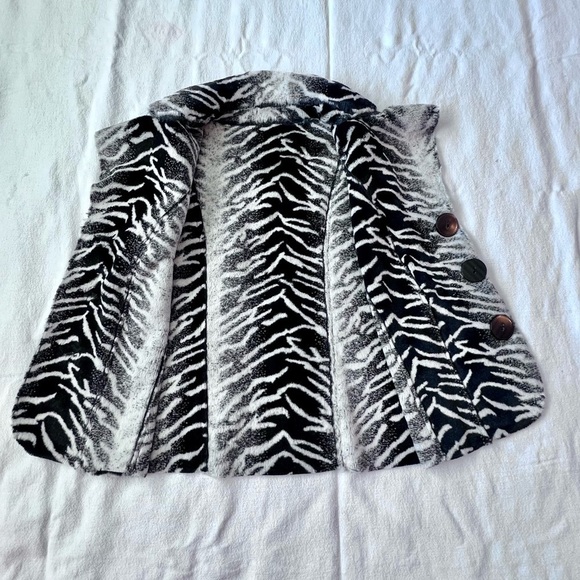 Lisa International Reversible Animal Print Faux
Fur, Faux Suede Vest, Size S - Picture 9 of 10